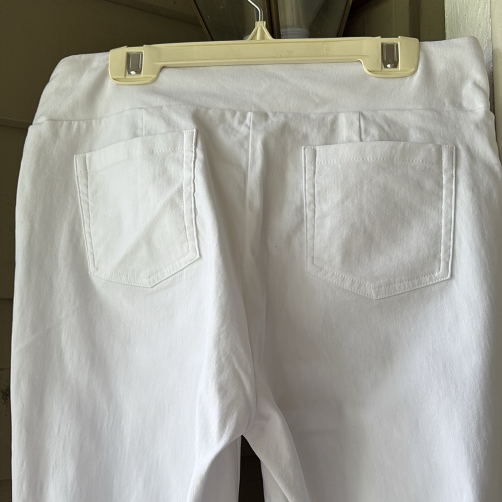 J. McLaughlin White Pull on pants Sz 4 EUC.
Comfy and elegant.